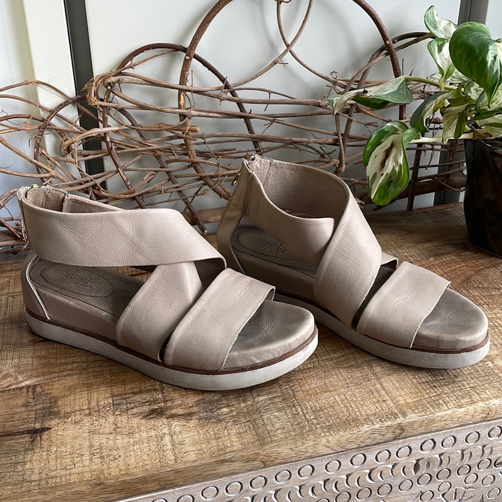 For charity! Size 9 cream leather Bussola sandals